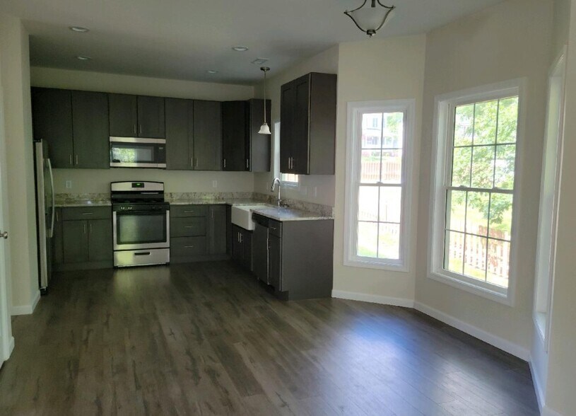 Building Photo - 905 W Estate Dr