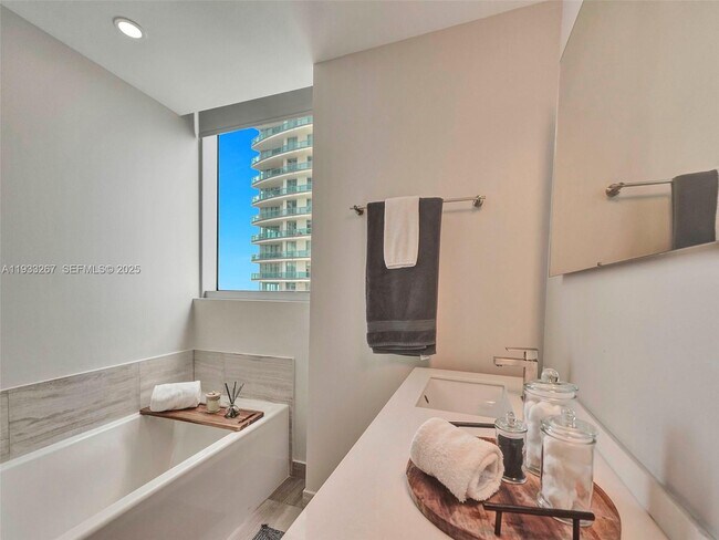Building Photo - 1300 Brickell Bay Dr