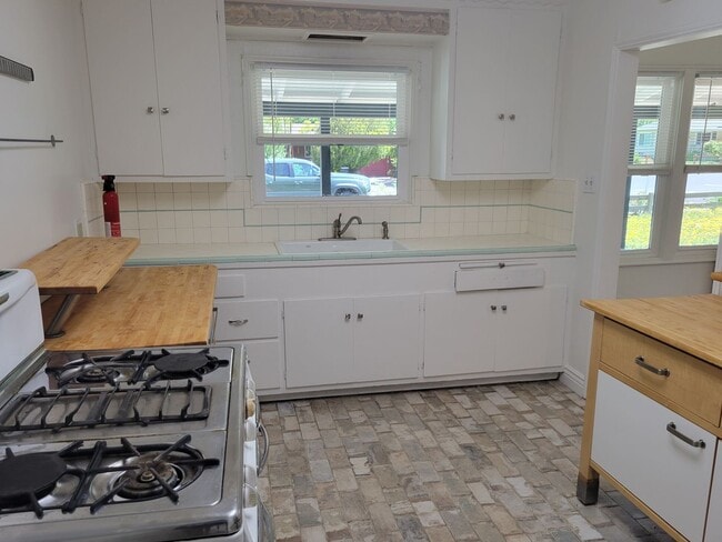 Building Photo - Super Cute Cottage on Large Lot in Quiet Area