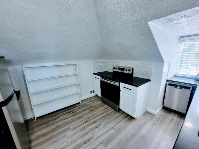 Building Photo - 324 L St E