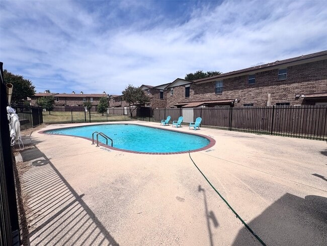 Building Photo - 910 Cedar Terrace