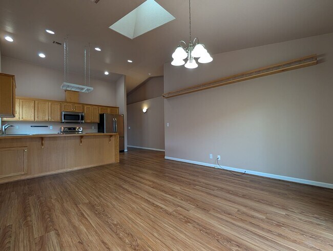 Building Photo - Great 3 bed/2bath home with bonus space and fenced in yard!