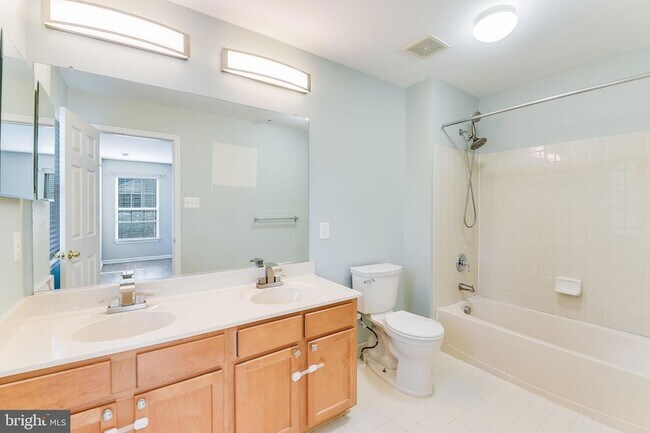 Building Photo - 7742 Valley Oak Dr