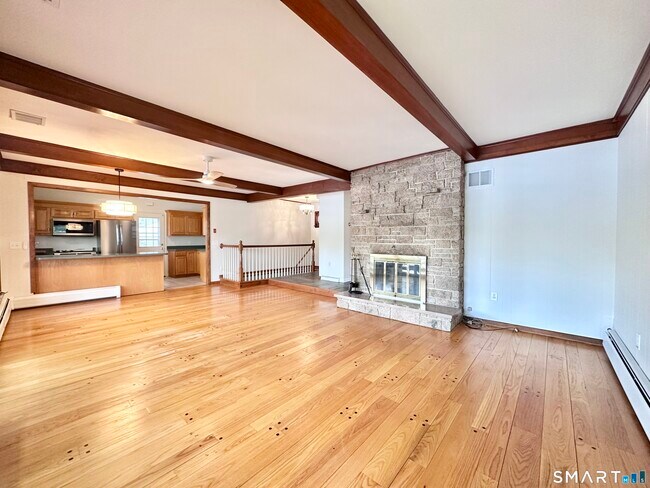 Building Photo - 542 Lake Dr