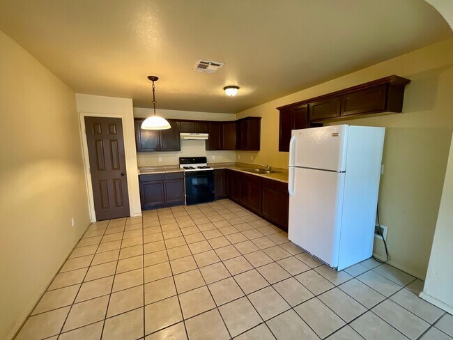 Building Photo - Great location!