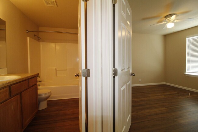 Building Photo - Charming 3-Bedroom townhouse with Garage &...