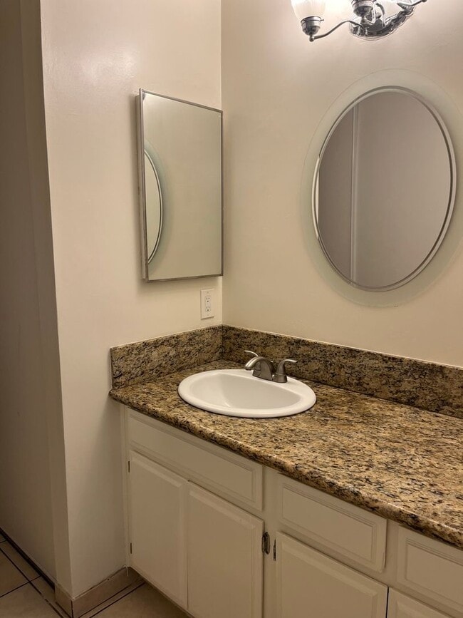 Building Photo - Spacious 2-Bedroom Condo on the First Floo...