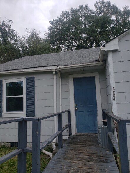 Building Photo - 2204 Sweet Briar Dr