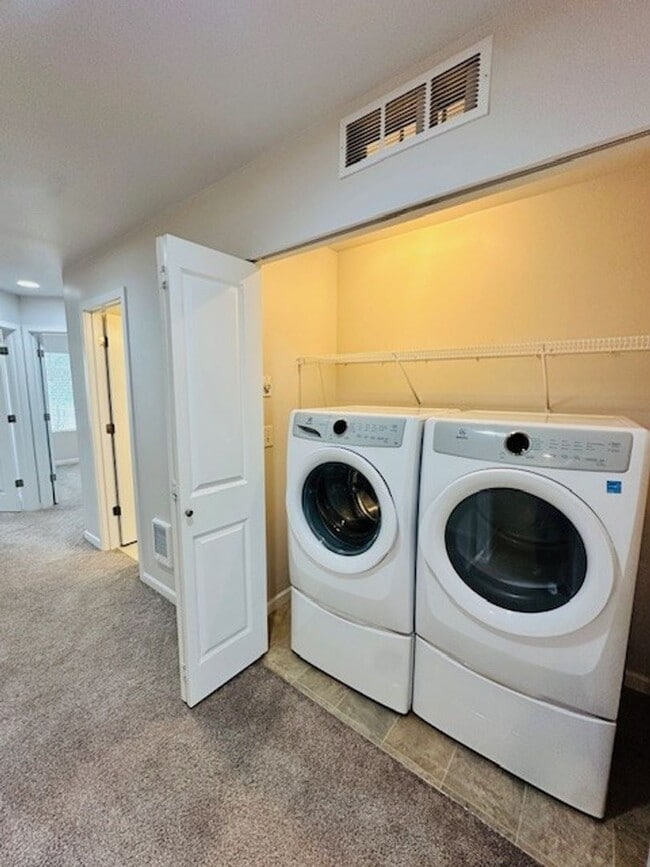 Building Photo - 3Bd/2.25Ba Seattle Townhouse