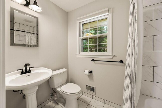 Building Photo - 2646 Caladium Dr NE
