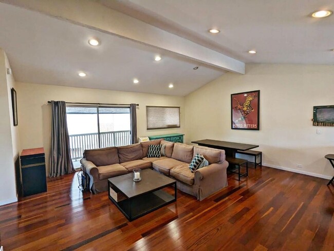 Building Photo - Beautiful 2bed + 2bath Condo located on a ...