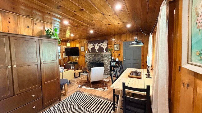Building Photo - 53685 Country Club Dr