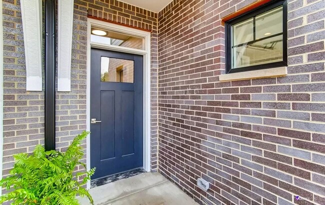 Building Photo - Luxurious 3 bed 3 bath townhome in Glen Ellyn