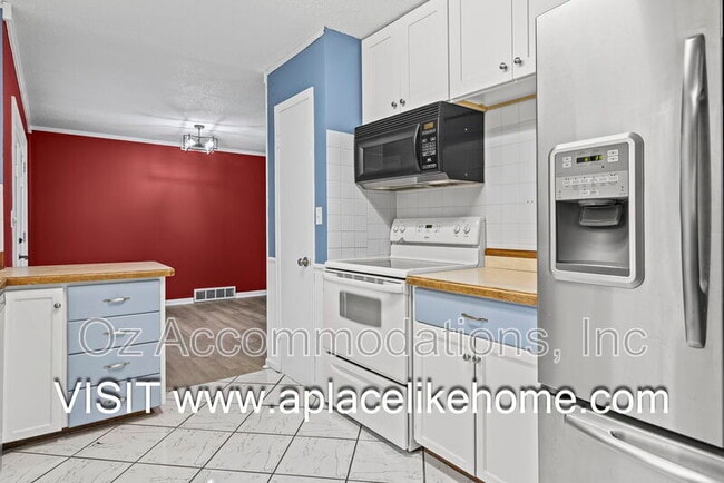 Building Photo - 6535 Melrose Ln