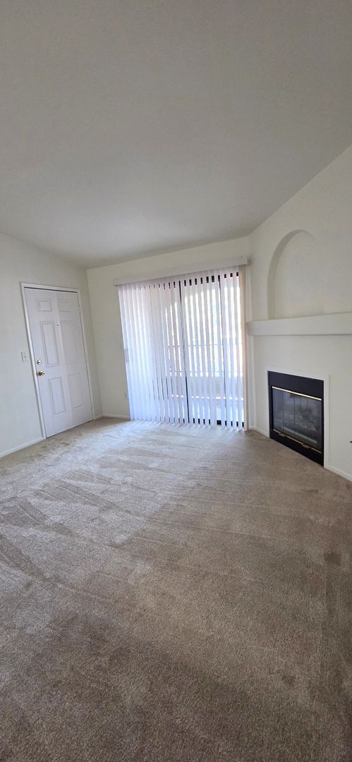 Building Photo - RARE 2nd floor 3 BEDROOM condo in the heart of Seven Hills in gated Horizons @ Seven Hills