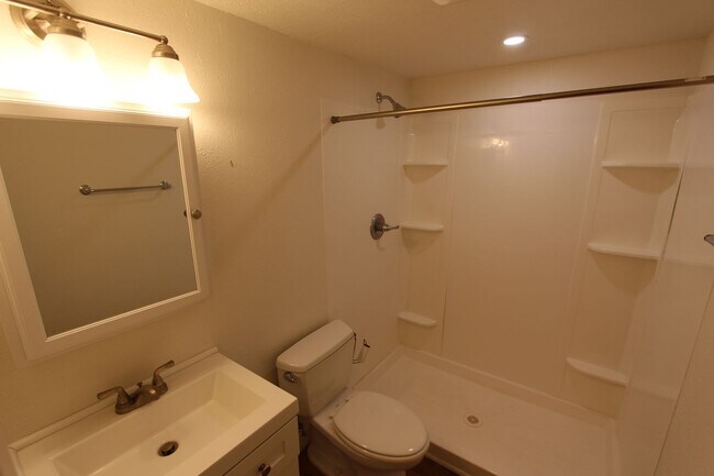 Building Photo - $500 Move-In Special! Month to month lease Available.