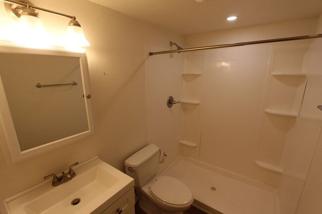 Building Photo - *LEASE PENDING $500 Move-In Special! Month to month lease Available.