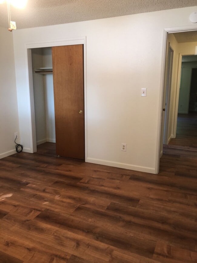 Building Photo - Spacious 3 Bedroom Home with Retro Charm!