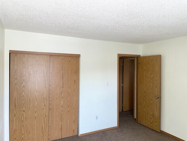 Building Photo - Nice 3 Bedroom Unit Near Everything!!