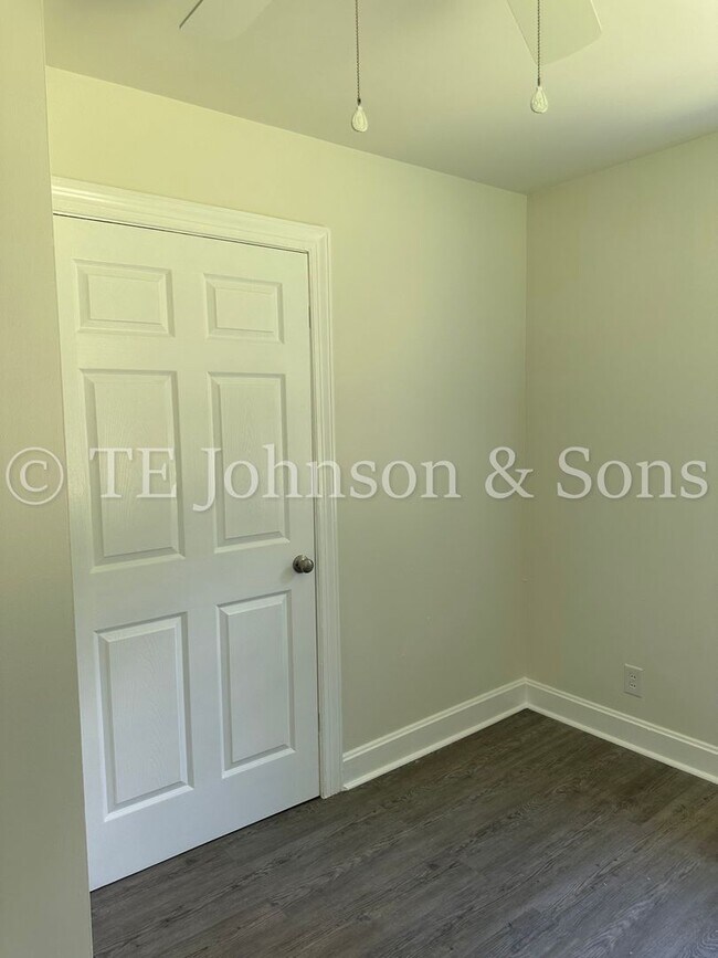 Building Photo - Charming 2-Bedroom Corner Lot Home with Ne...