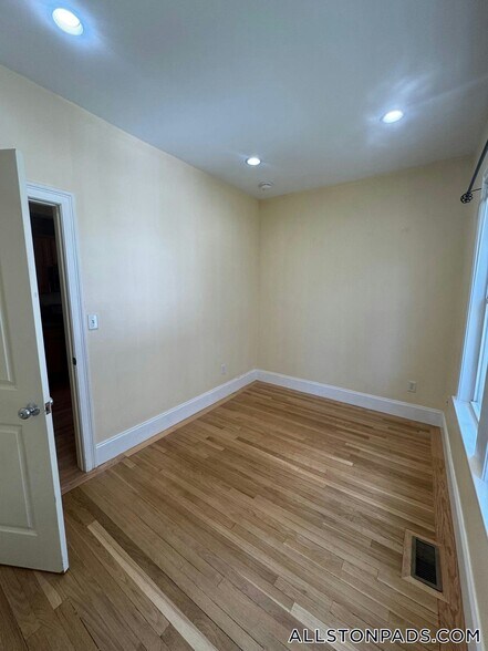 Building Photo - 27 Lothrop St