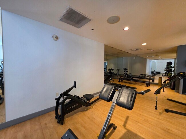 Building Photo - Fantastice High Rise with Full City Views!