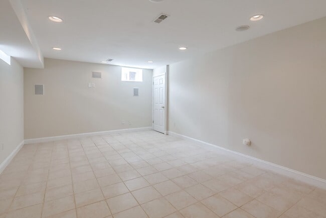 Building Photo - Four Bed Point Breeze Home