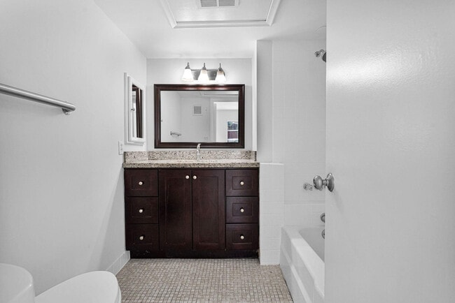 Building Photo - 9 NE 19th Ct