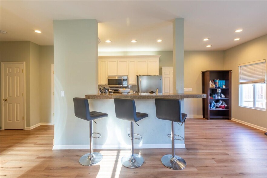 Building Photo - 1084 Portola Ave