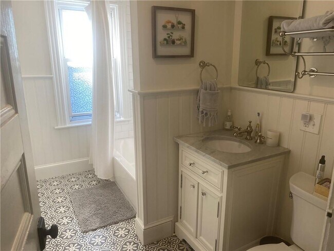 Building Photo - 27 Mann Ave