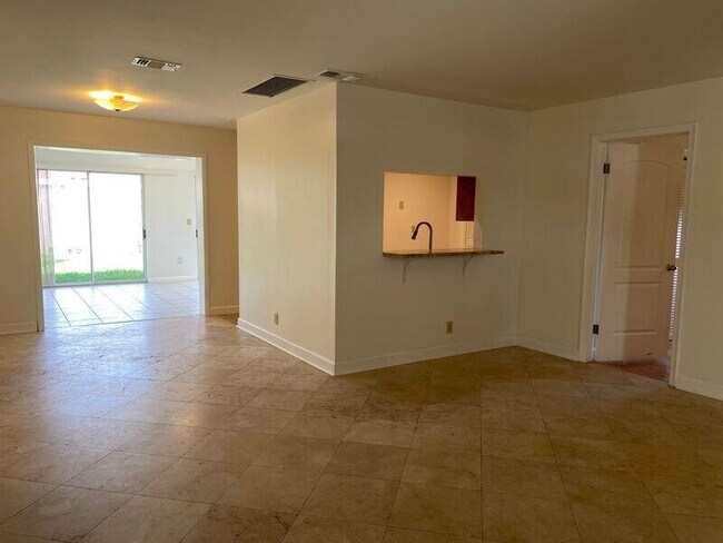 Building Photo - 499 Iris Ave