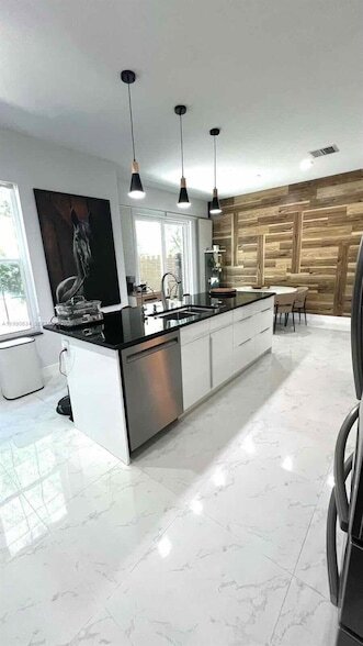 Building Photo - 6923 Julia Gardens Dr