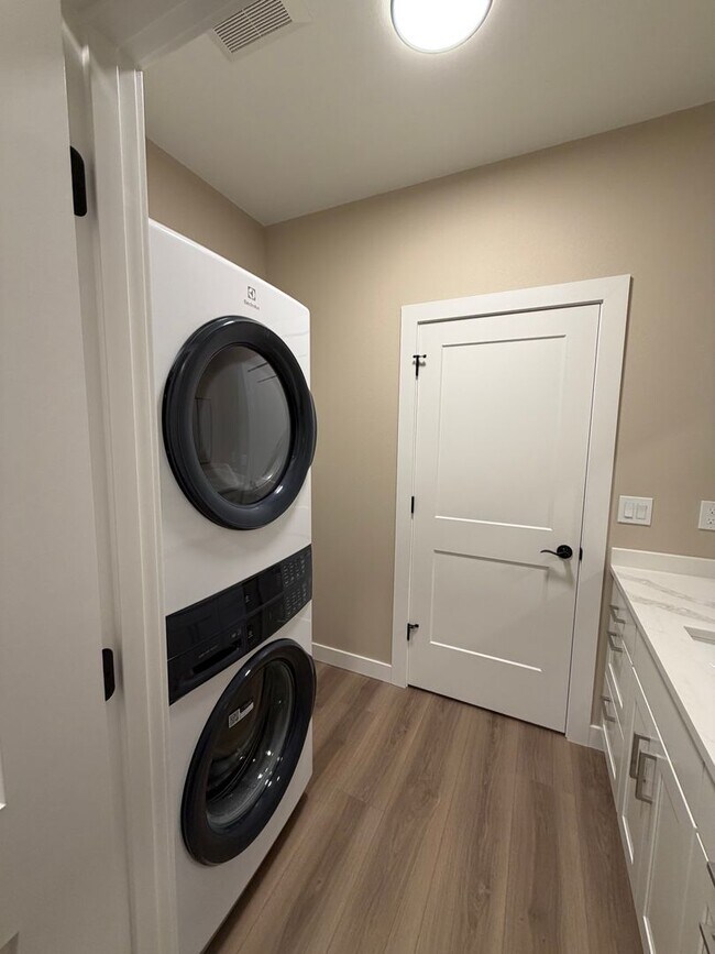 Building Photo - 2121 Carr Rd