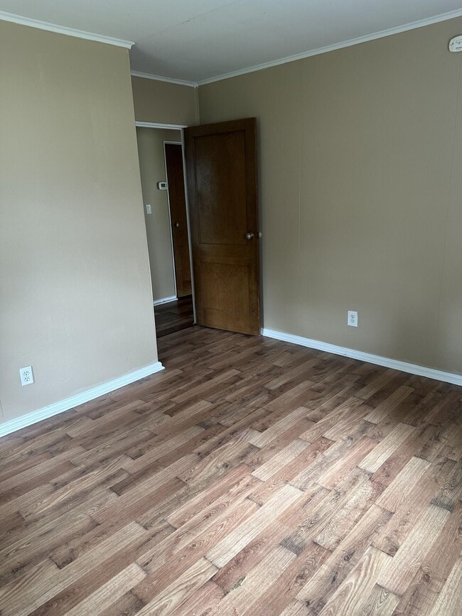 Building Photo - 937 Meadow Ln