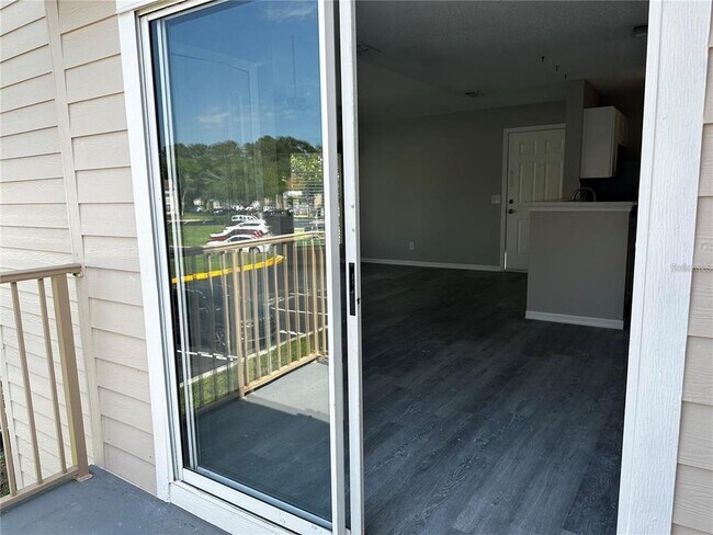 Building Photo - 652 Roaring Dr