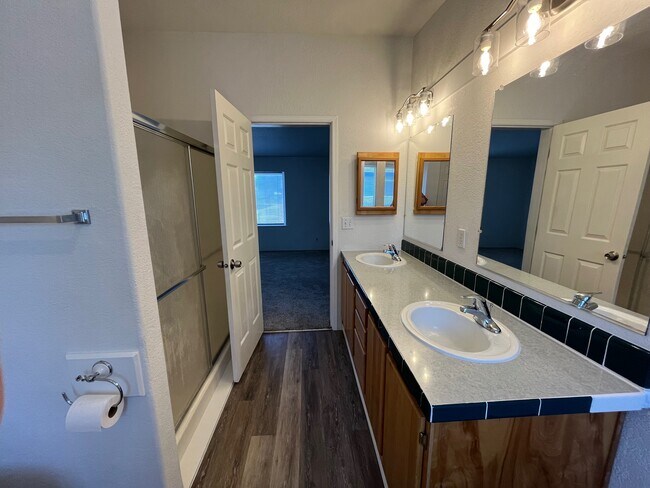 Building Photo - 1404 River Run Ln