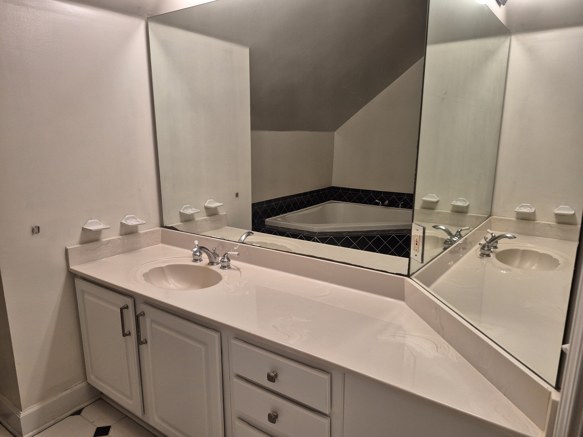 Building Photo - 584 Seminole Ave NE