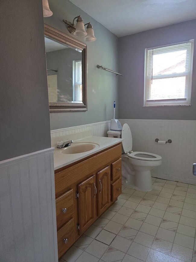 Building Photo - Great 4BR, 2BA single family home with AC ...
