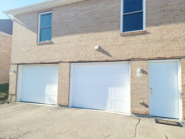 Building Photo - 470 Yale Dr