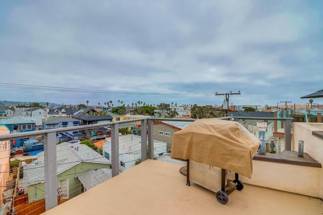 Building Photo - Private Rooftop Deck South Mission Beach