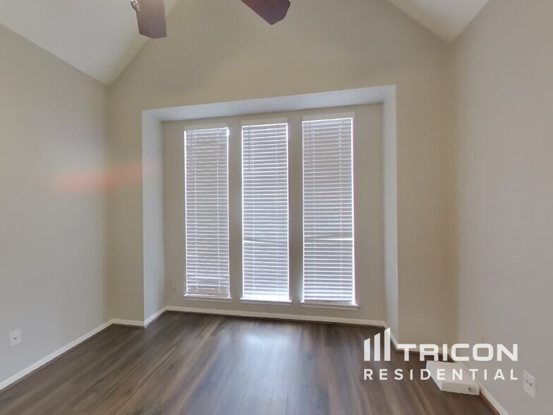 Building Photo - 6629 Queensclub Dr