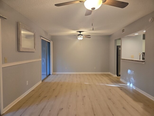 Building Photo - 160 Live Oak Woods Ct