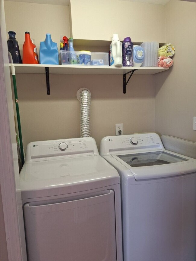 Building Photo - Walking distance to UT/ Very short walk