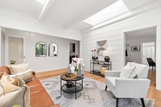 Building Photo - Charming 3bd/3bth Mid Century Home in Lark...