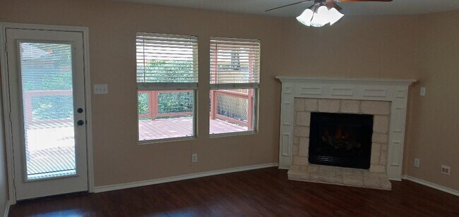 Building Photo - 213 Sophia Cir