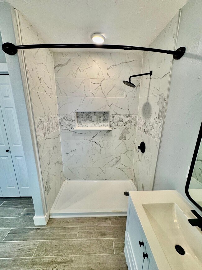 Building Photo - 408 W Luce St