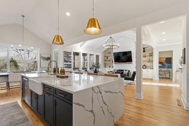 Building Photo - 568 Versailles Dr