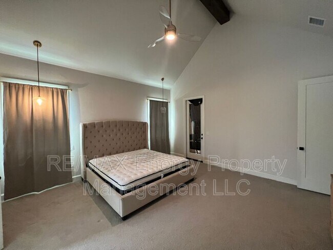 Building Photo - 440 St Claire Dr