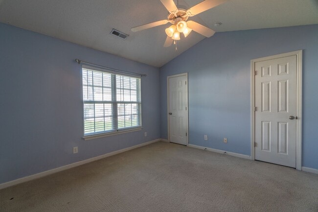Building Photo - Townhome in a great location!