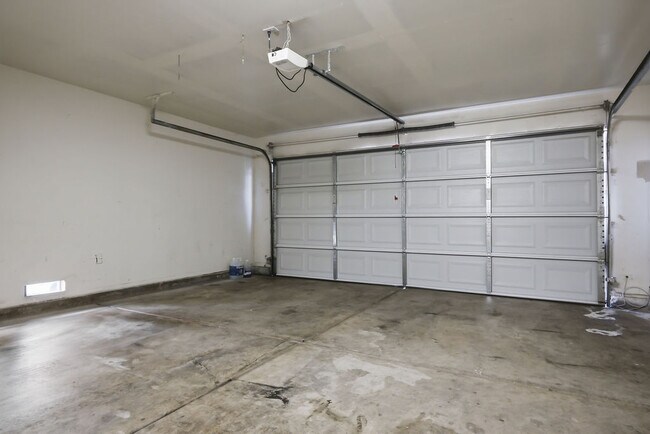 Building Photo - 641 Bent Grass Ave